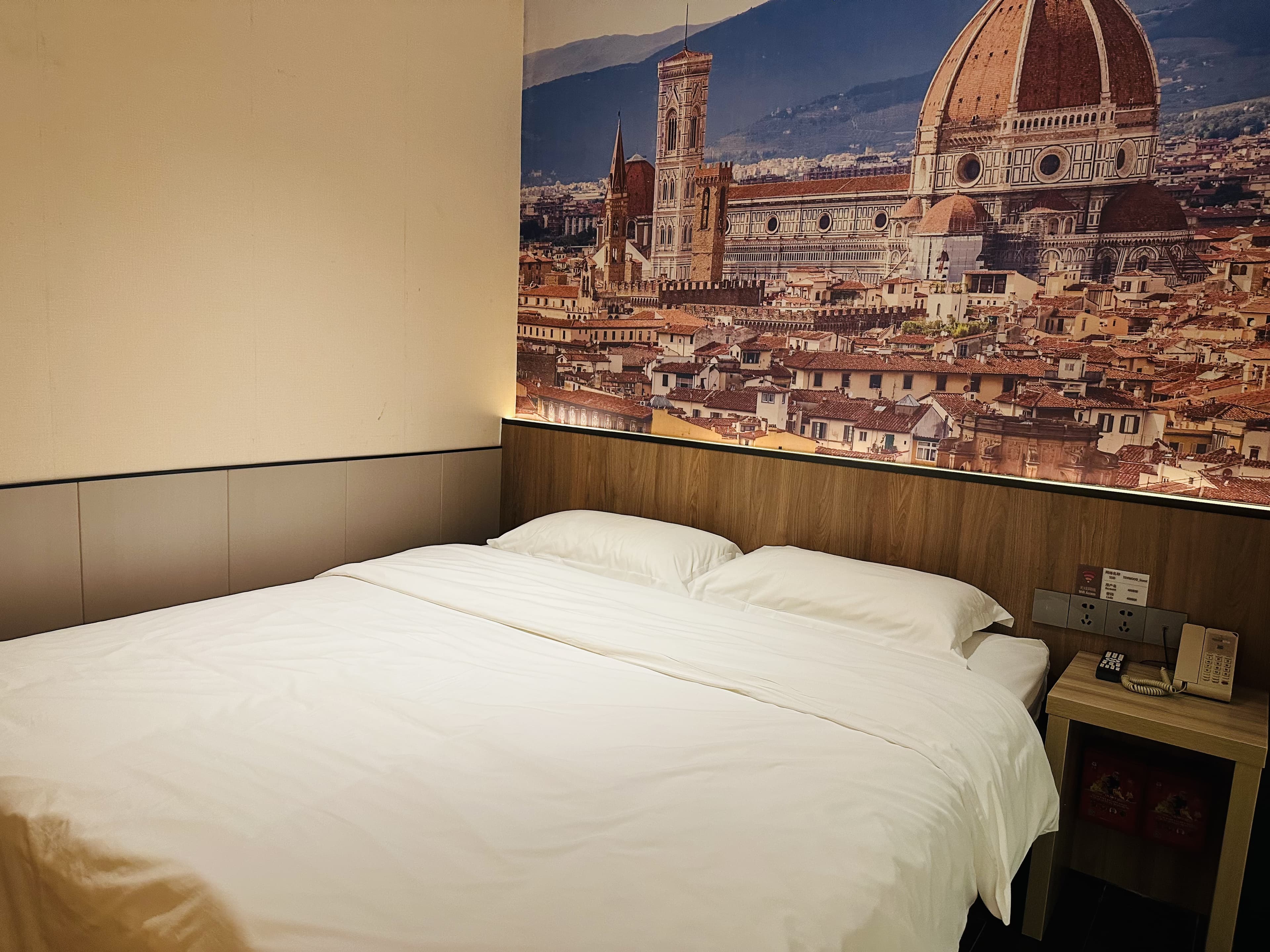 甜屋酒店(西华路彩虹桥地铁站店)